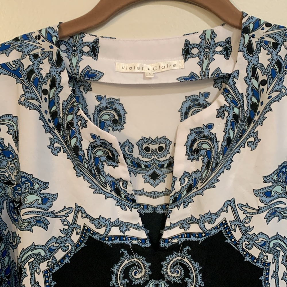 Violet & Claire Blue & White Paisley Medallion Blouse V-Neck 3/4 Sleeve Tunic - Picture 2 of 6